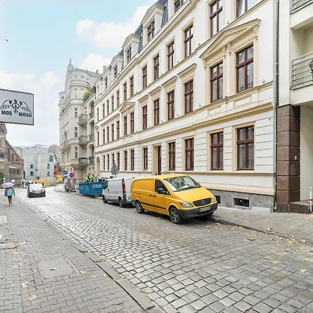 Przestronny Z Biurkiem W Centrum Poznania Blisko Rynku I Parku By Renters * Poznan