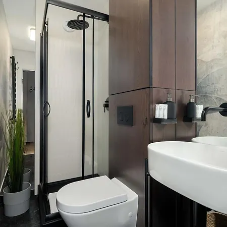 Przestronny Z Biurkiem W Centrum Poznania Blisko Rynku I Parku By Renters *