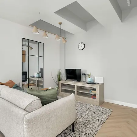 Przestronny Z Biurkiem W Centrum Poznania Blisko Rynku I Parku By Renters Apartament