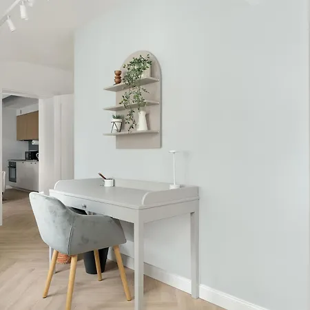 Apartament Przestronny Z Biurkiem W Centrum Poznania Blisko Rynku I Parku By Renters Poznań