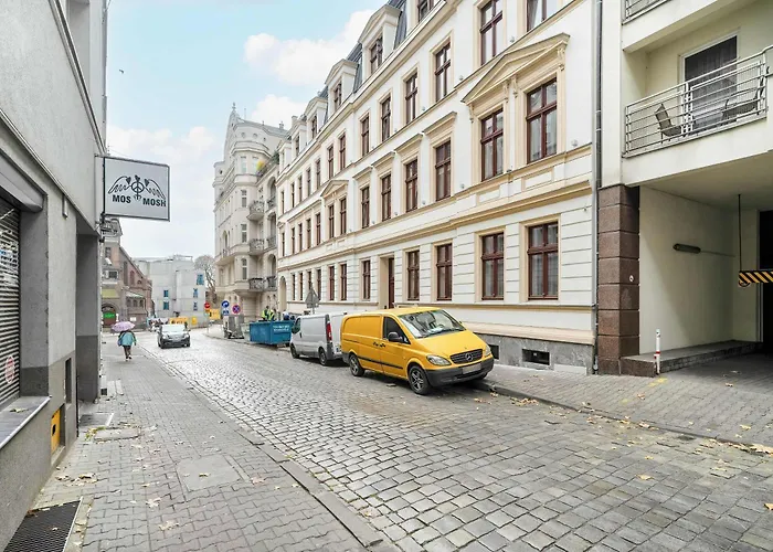 Przestronny Z Biurkiem W Centrum Poznania Blisko Rynku I Parku By Renters * Poznan